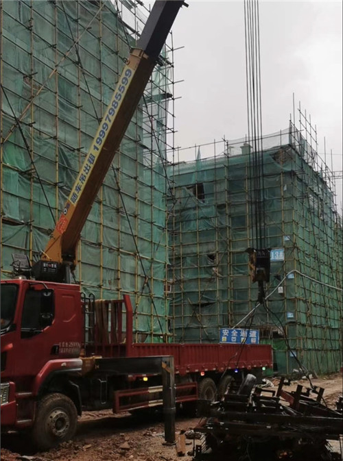 桐柏县“慢工细活”—— 吊车的 “微动控制” 技术